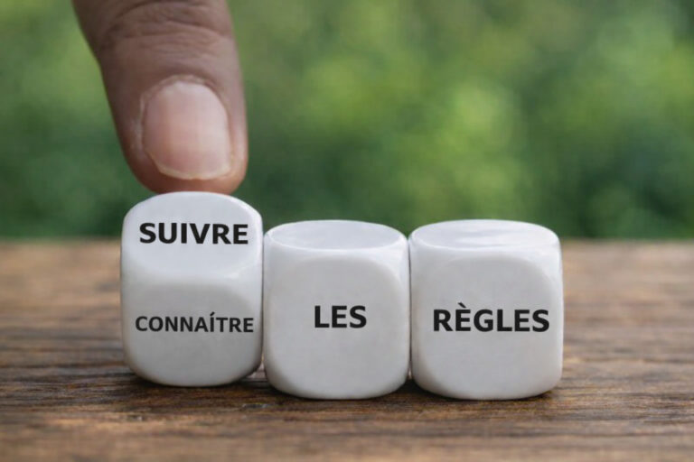 Trois dés avec écrit sur les faces : suivre / connaître les règles